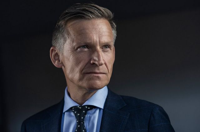 Business Portrait by HeadshotLondon at https://www.headshotlondon.co.uk