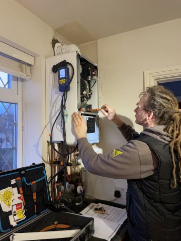 A Tech Installs Boiler service in Leeds