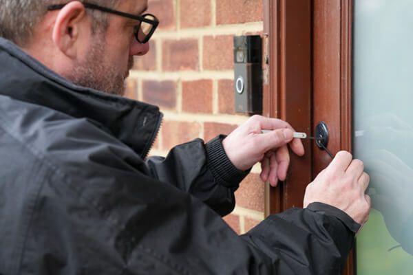 Chelmsford locksmith picking door lock