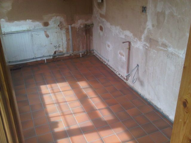 Natural 6" Terracotta Floor Tiles installed before the kitchen installation