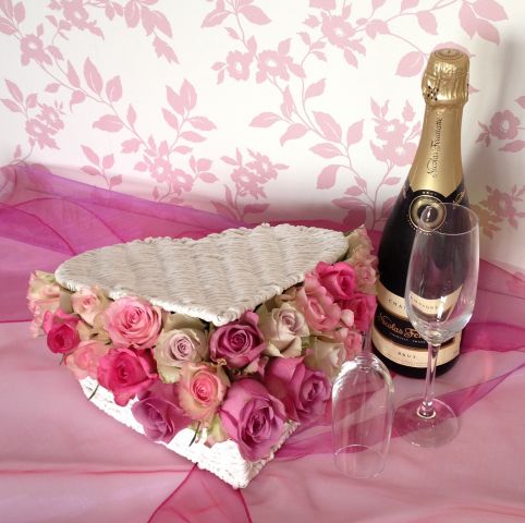 Valentine day heart gift basket flowers roses champagne